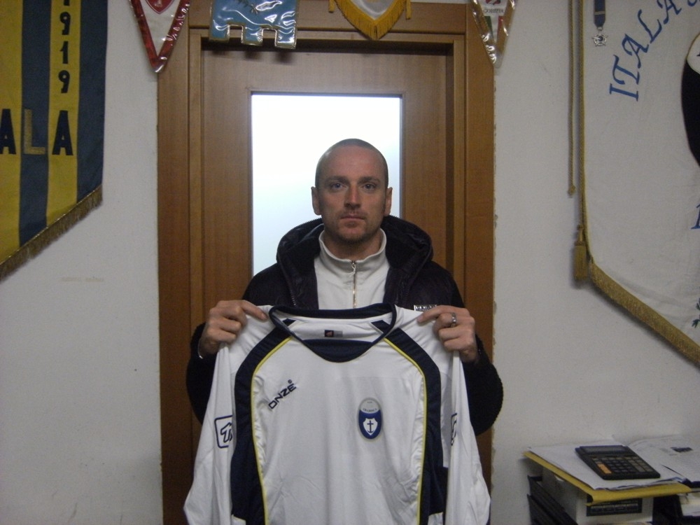 sandro andreolla posa con la sua prima maglia biancoblu
